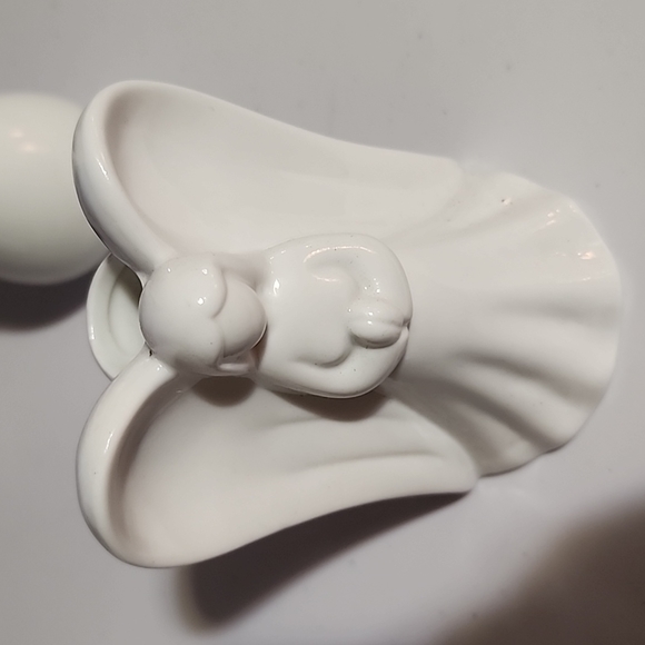 ASSORTMENT OF WHITE CERAMICS. - Picture 9 of 13